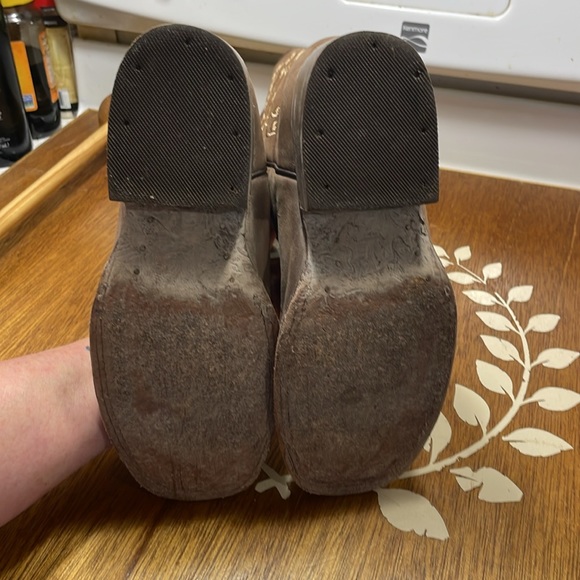 Women's JOE EXCLUSIVE brown boot with white flowers. Size 6.5 - Picture 4 of 8